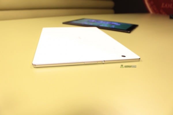 Xperia Z4 Tablet lateral