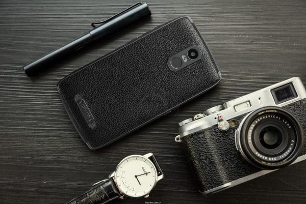 teléfono resistente buen diseño