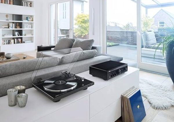 Tocadiscos automático Denon DP-300F en color negro para regalar el Día del Padre.