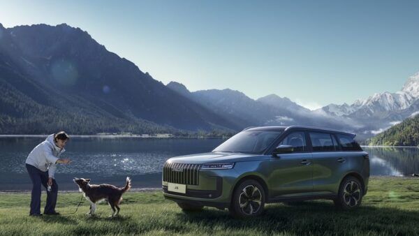 El SUV JAECOO 5 pet-friendly en un entorno natural junto a un perro