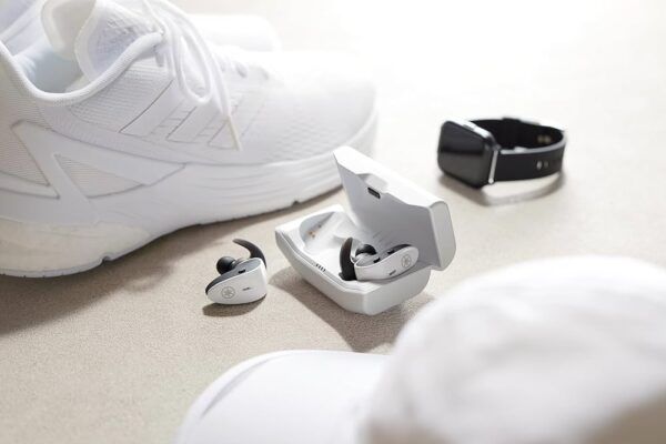 Auriculares inalámbricos Yamaha TW-ES5A en color blanco junto a equipamiento deportivo y reloj inteligente