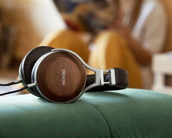 Auriculares circumaurales Denon AH-D5200 con copas de madera de zebrawood y diseño para alta fidelidad