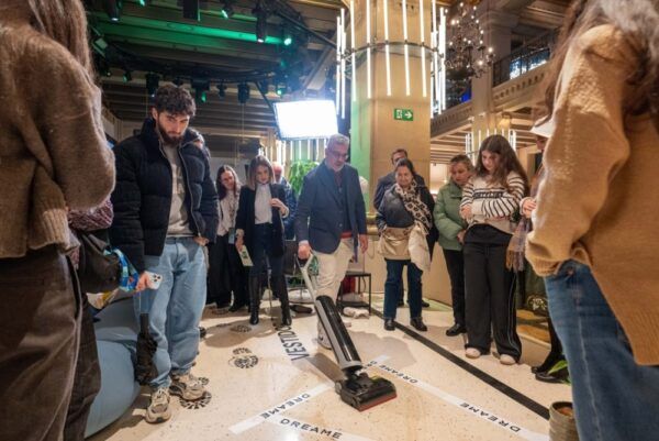 Demostración en vivo de la fregona eléctrica Dreame H15 Pro Heat en Espacio Movistar ante los asistentes.