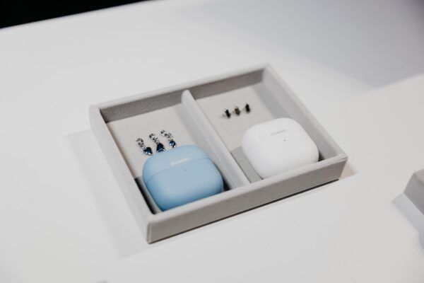 Detalle de los charms exclusivos de it’s lava y Les Néréides para personalizar HUAWEI FreeClip 2
