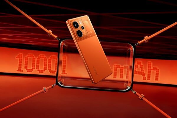 Primer plano del realme P4 Power 5G en color Flash Orange destacando su batería Titan de 10.001 mAh.