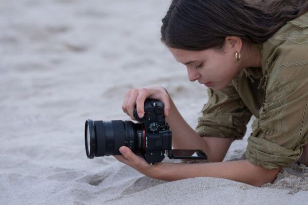 Nueva cámara full frame Sony ALPHA 7V con enfoque por IA para creadores de contenido profesional