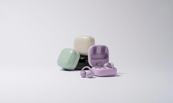 Auriculares Sony LinkBuds Clip y sus estuches de carga en colores lavanda, verde y greige