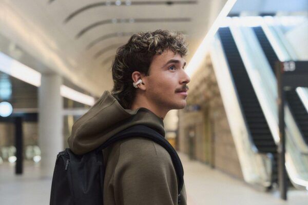 Hombre con auriculares Sony LinkBuds Clip en un entorno urbano moderno